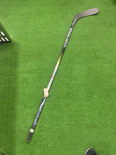 Intermediate Bauer Vapor Hyperlite 2 Hockey Stick Right Handed P92 65 Flex (Used)