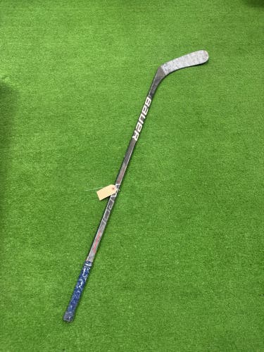 Youth Bauer Vapor Hyperlite Hockey Stick Right Handed P92 Less Than 30 Flex (Used)