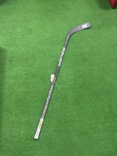 Youth Bauer Vapor Hyperlite Hockey Stick Right Handed P92 30 Flex (Used)