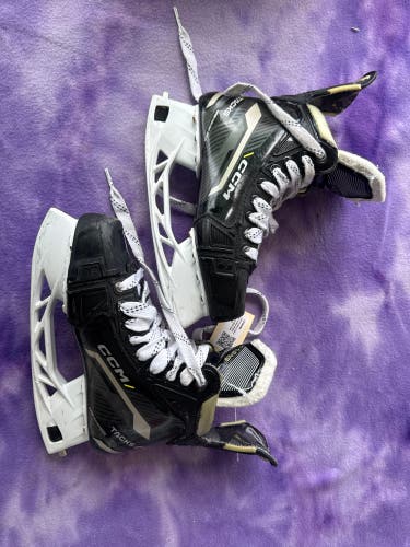 Intermediate CCM AS-V Hockey Skates Regular Width Size 5.5 (Used)