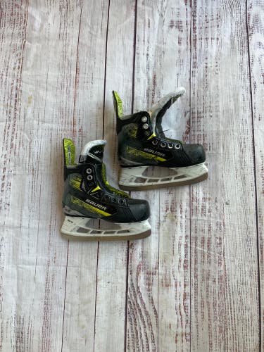 Youth Bauer Vapor X4 Hockey Skates Regular Width 12 (Used)