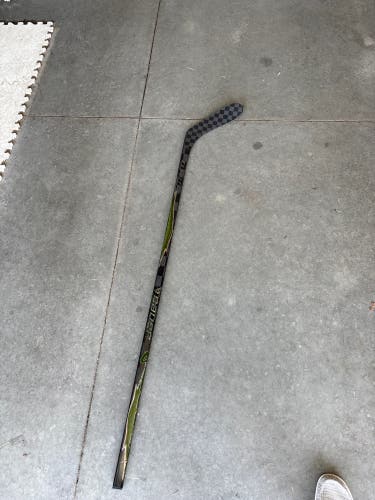 Junior Bauer Vapor Flylite Right Handed Hockey Stick P28 50 Flex (Used)