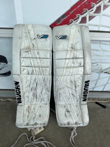 White 28" Junior Vaughn V9 Goalie Leg Pads (Used)