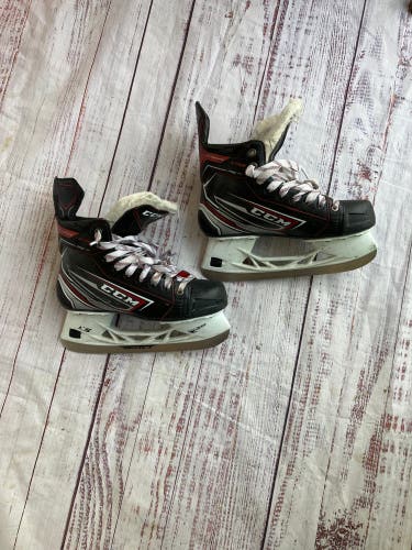 Intermediate CCM JetSpeed XTra Pro Hockey Skates Regular Width Size 5.5 (Used)