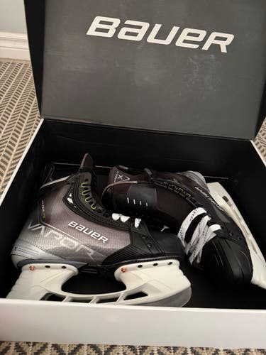 2022 Bauer Vapor Hyperlite Hockey Skates Narrow Width Pro Stock Size 5.5 (New)