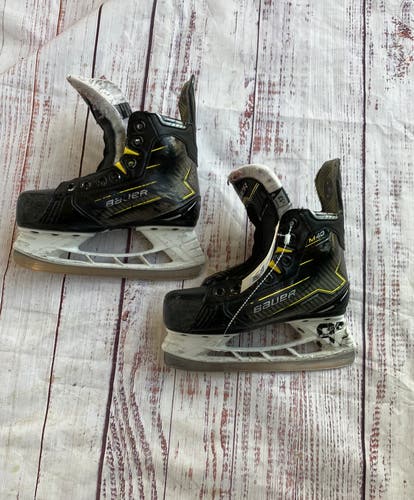 Youth Bauer Supreme M40 Hockey Skates Regular Width 13 (Used)