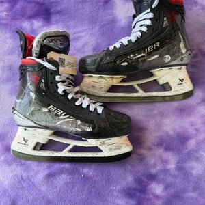 Junior Bauer Vapor X5 Pro Hockey Skates Size 5 (Used)