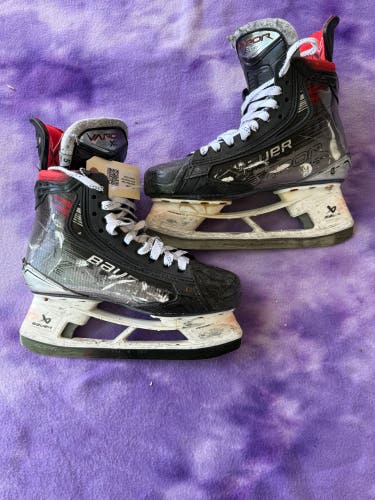 Junior Bauer Vapor X5 Pro Hockey Skates Size 5 (Used)