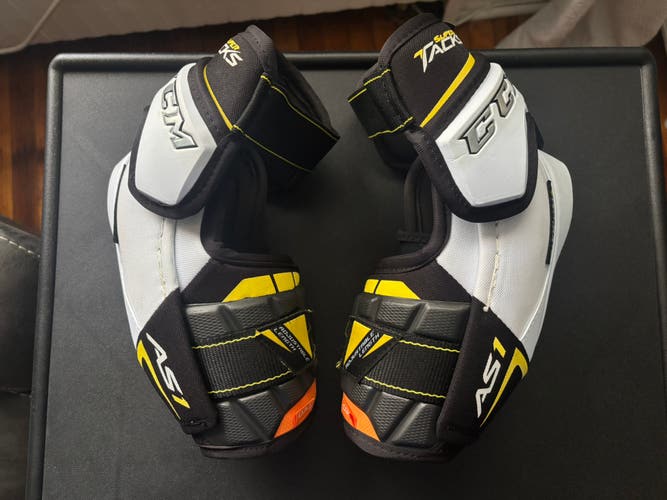 Senior Medium CCM Super Tacks AS1 Elbow Pads (Used)