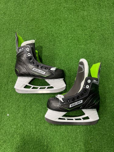 Junior Bauer X-LS Hockey Skates Regular Width Size 1 (New)
