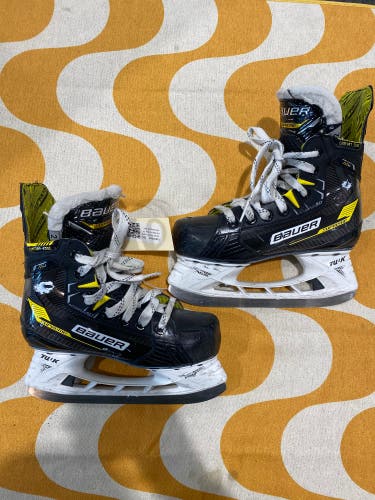 Junior Bauer Supreme M4 Hockey Skates Regular Width Size 2 (Used)