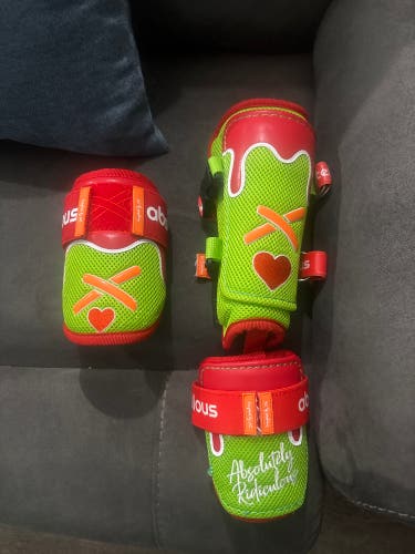 Absolutely Ridiculous Grinch Set (Elbow/Shin)
