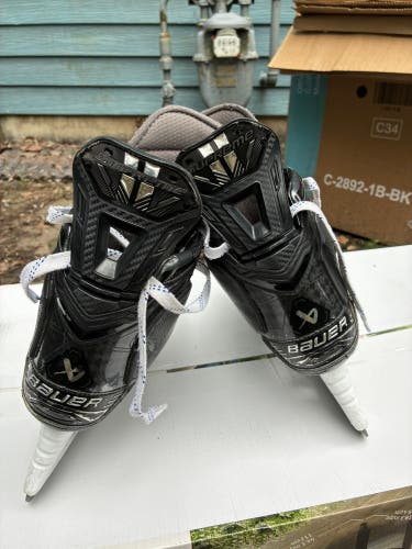 Black 2022 Bauer Supreme Mach Hockey Skates Regular Width Pro Stock 8.5 (Used)
