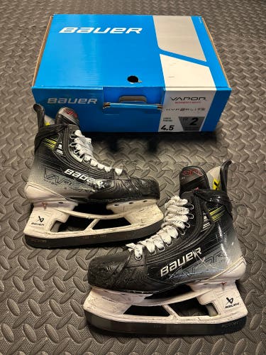 Bauer Vapor Hyperlite 2 Hockey Skates Fit 2 Size 4.5 (Used)