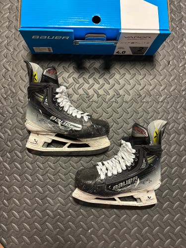 2023 Bauer Vapor Hyperlite 2 Hockey Skates Fit 2 Size 4 (Used)