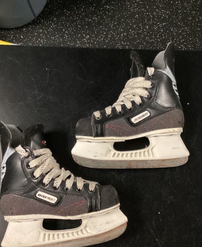 Black Bauer Impact 500 Hockey Skates Size 5 (Used)