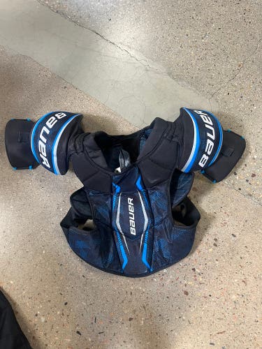 Large Intermediate Bauer X Shoulder Pads (Used)