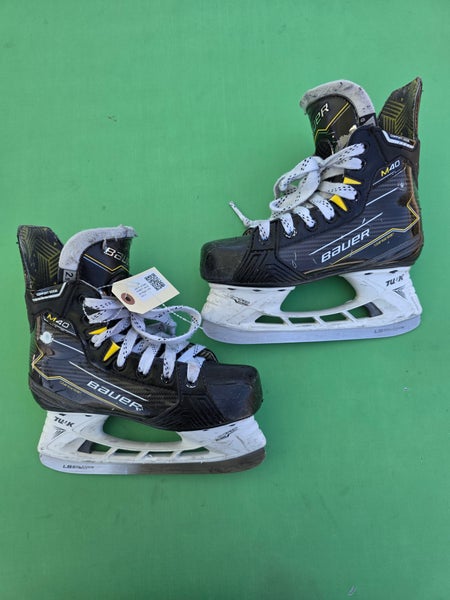 Junior Bauer Supreme M40 Hockey Skates Regular Width Size 2.5