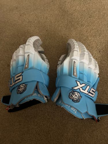 UNC STX Surgeon RZR2 Lacrosse Gloves