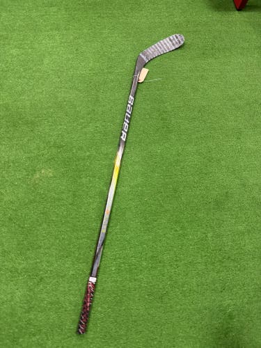 Junior Bauer Vapor Hyperlite 2 Hockey Stick Right Handed P28 40 Flex (Used)