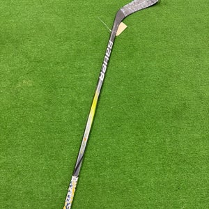 Youth Bauer Vapor Hyperlite 2 Hockey Stick Right Handed P28 20 Flex (Used)