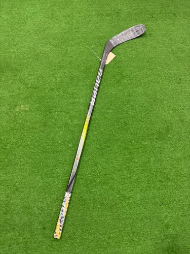 Youth Bauer Vapor Hyperlite 2 Hockey Stick Right Handed P28 20 Flex (Used)