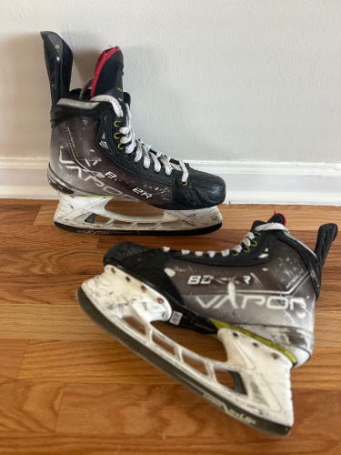 2021 Bauer Vapor Hyperlite Hockey Skates Regular Width 8 (Used)
