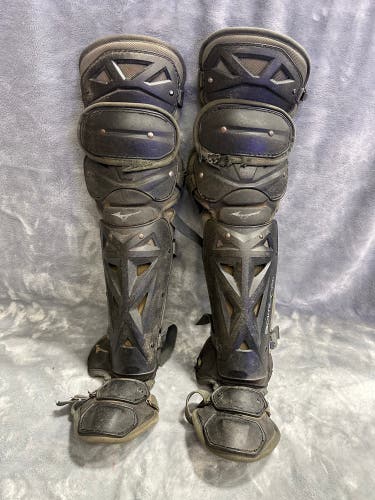 Black Adult Mizuno Samurai Catcher's Leg Guard (Used)