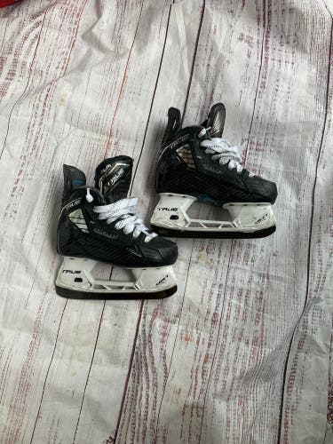 Junior True Catalyst 9x4 Hockey Skates Regular Width Size 1.5 (Used)