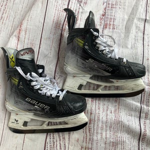 Intermediate Bauer Vapor Hyperlite 2 Hockey Skates Size 4 Fit 2  (Used)