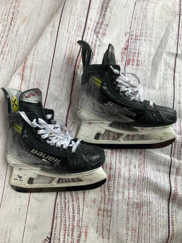 Intermediate Bauer Vapor Hyperlite 2 Hockey Skates Size 4 Fit 2  (Used)