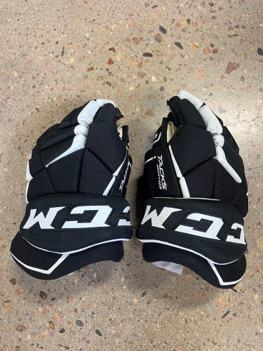 Black Junior CCM Tacks 9040 Gloves 12" (Used)