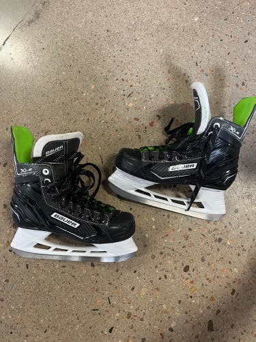 Intermediate Bauer XLS Hockey Skates Regular Width Size 5 (Used)