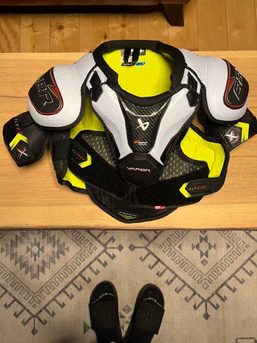 Medium Junior Bauer Vapor Flypro Shoulder Pads (New)