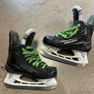Intermediate Bauer Supreme M40 Hockey Skates Size 4 (Used)