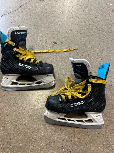 Youth Bauer XLP Hockey Skates Regular Width 12 (Used)