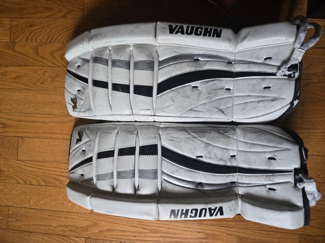 24" Vaughn VPG 700 V6 Goalie Leg Pads (Used)