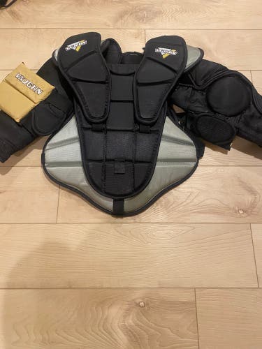 Medium Velocity Vaughn Velocity 5500 Goalie Chest Protector (Used)