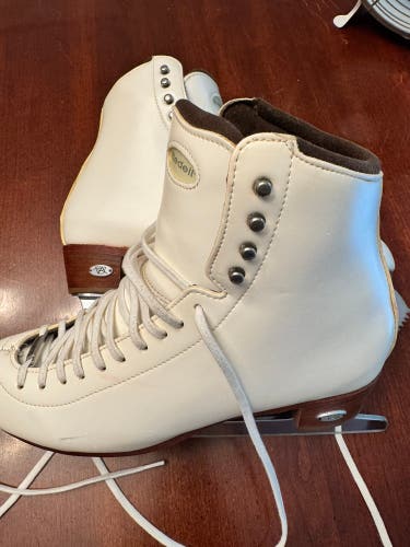 Riedell Figure Skates Adult 9 (Used)