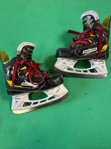 Junior Bauer Supreme M4 Hockey Skates Regular Width Size 1.5 (Used)