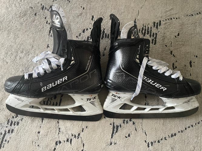 Black Bauer Vapor Hyperlite 2 Hockey Skates Regular Width 8 (Used)