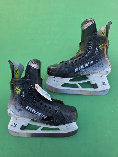 Intermediate Bauer Vapor Hyperlite 2 Hockey Skates Size 4 Fit 2