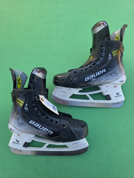 Intermediate Bauer Vapor Hyperlite 2 Hockey Skates Size 4 Fit 2