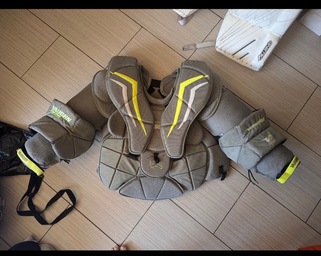 Used Vaughn V7 Pro XF Carbon Goalie Chest protector | Senior Large