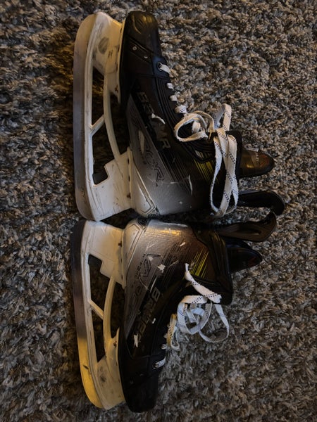 2023 Bauer Vapor Hyperlite 2 Hockey Skates Regular Width 8.5 (Used)