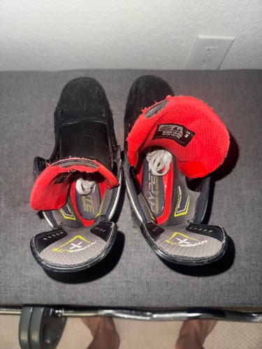 2021 Bauer Vapor Hyperlite Hockey Skates Size 6.5 (Used)