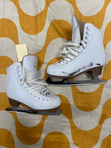 White Jackson Ultima Mystique Figure Skates Junior 13.5 (Used)