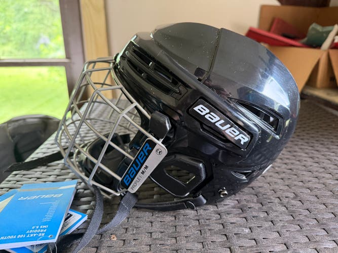 Medium Bauer Re-Akt 100 Helmet (New)