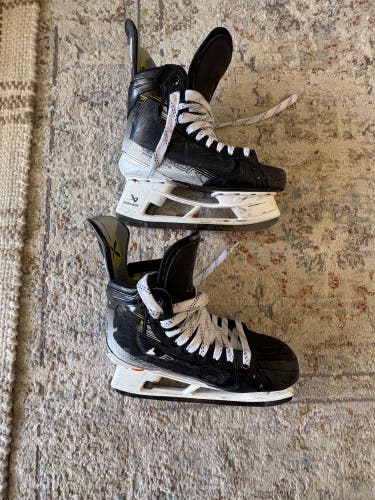 2023 Bauer Vapor Hyperlite 2 Hockey Skates Wide Width Pro Stock 10.5 (Used)