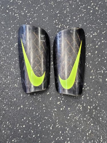 Used Nike Soccer Shin Guards Junior Black Sm 11849-s000040823